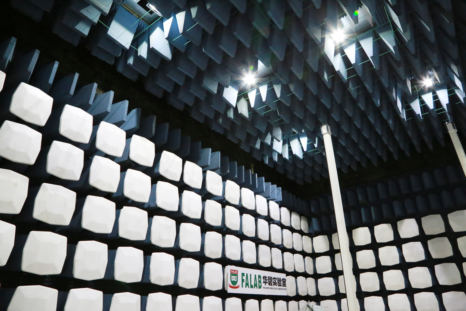 EMC實(shí)驗(yàn)室1.jpg EMC實(shí)驗(yàn)室1.jpg